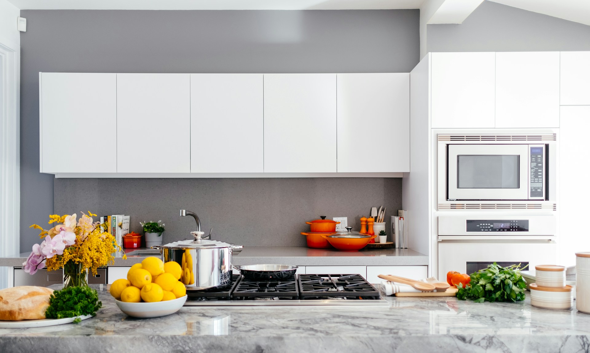 Modern kitchen renovation in London — fitted units and lighting by Homvera